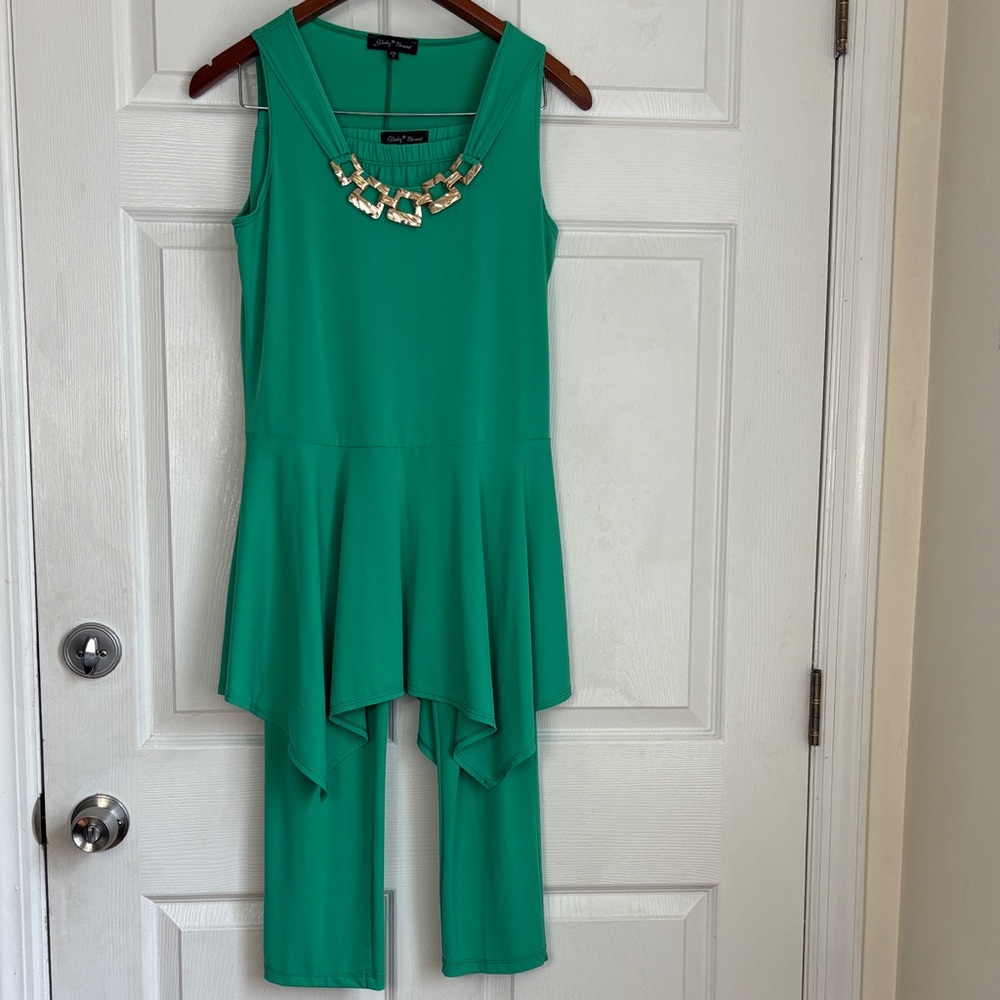 Slinky Brand Green Sleeveless Peplum Hanky Hem Suit Gold Decorative Necklace